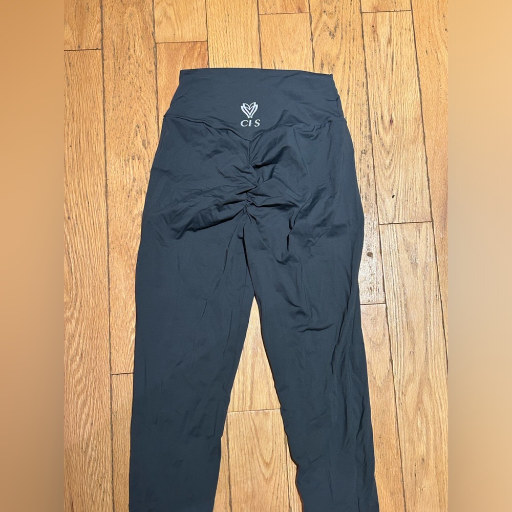Gray scrunch butt CLS leggings size small